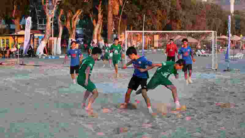 cocuk plaj futbol Ssenligi 1